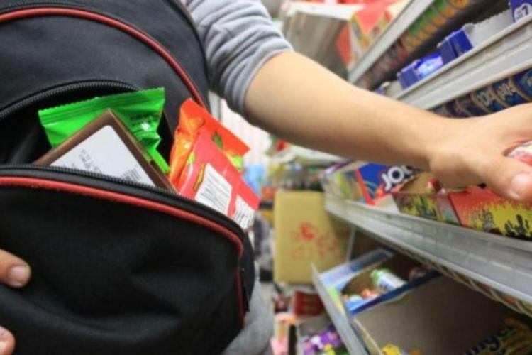 Hoț de salam și cașcaval din Cluj, condamnat la închisoare cu executare! A jefuit două supermarketuri într-o singură săptămână: „A acționat cu sânge rece”